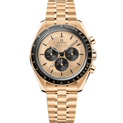 Quadrante giallo oro con lancette e indici luminescenti in Moonshine™ Gold, contatori cronografo e datario a ore 6 dell’Omega Speedmaster Moonwatch Professional 42 mm